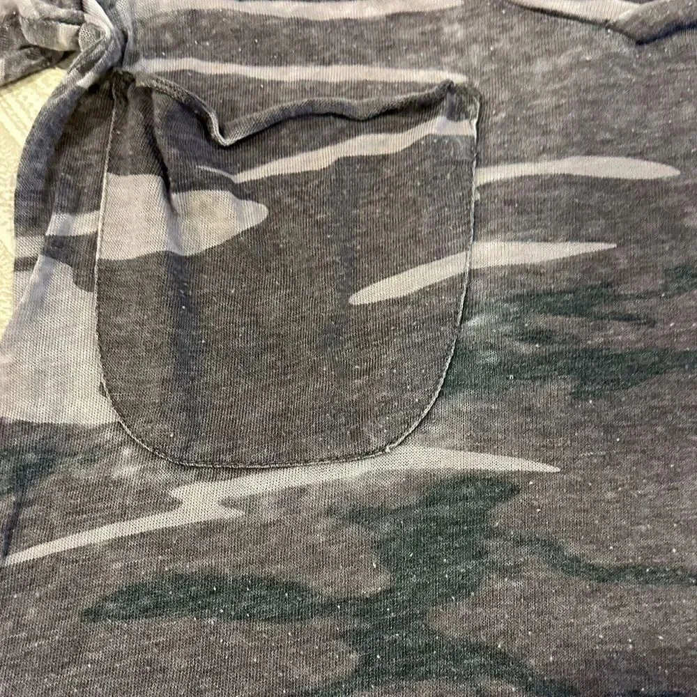 Z Supply Camo Pocket Tee in Gray Camouflage Burnout Triblend Size Small